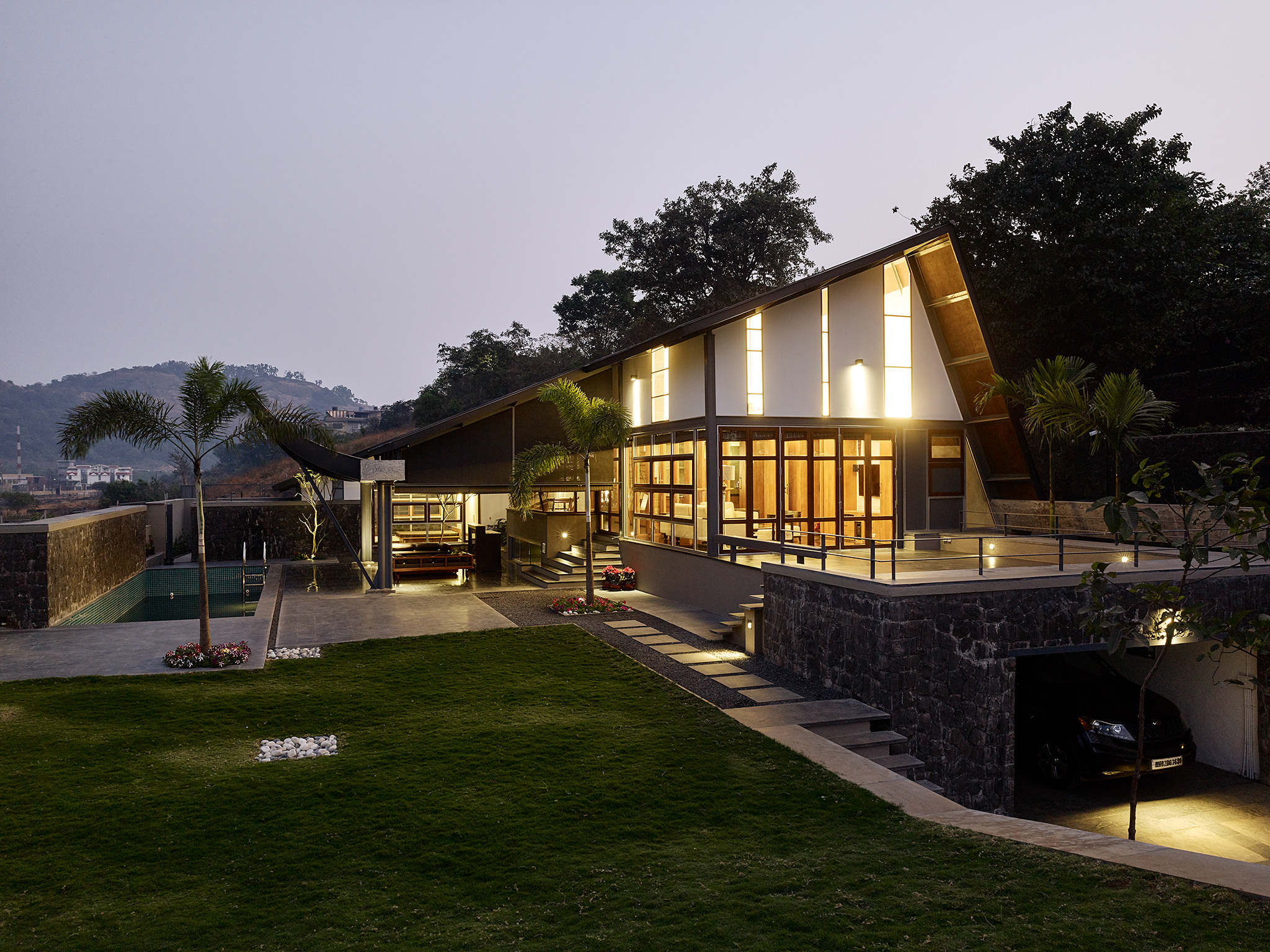 Opolis Architects, roof-house in Khandala
